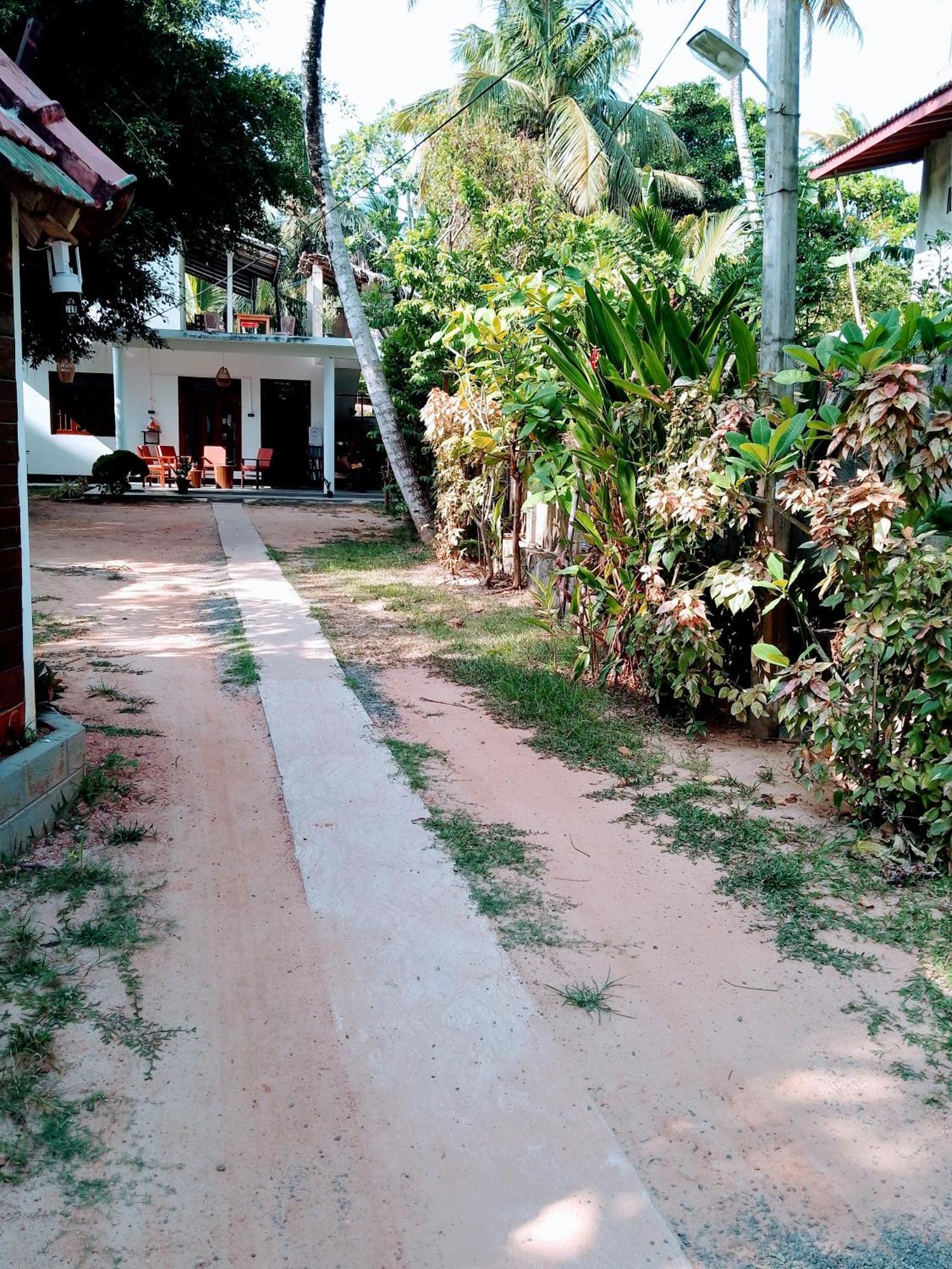 Area 51 Hotel Mirissa Exterior photo